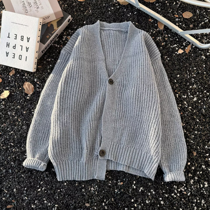 Unisex Grobstrick-Cardigan im Oversize-Schnitt mit tiefem V-Ausschnitt und markanter Knopfleiste Echoarchiv