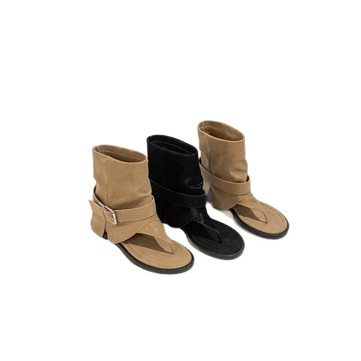 Damen Ankle-Cuff Zehensteg-Sandale mit weitem Schaft und verstellbarem Schnallenriemen – Sorelia