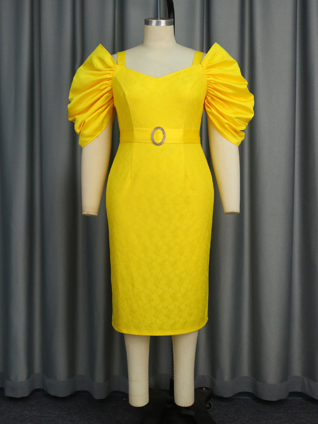 Damen figurumspielendes Kleid mit voluminösen Puffärmeln und Taillengürtel Echo Archiv