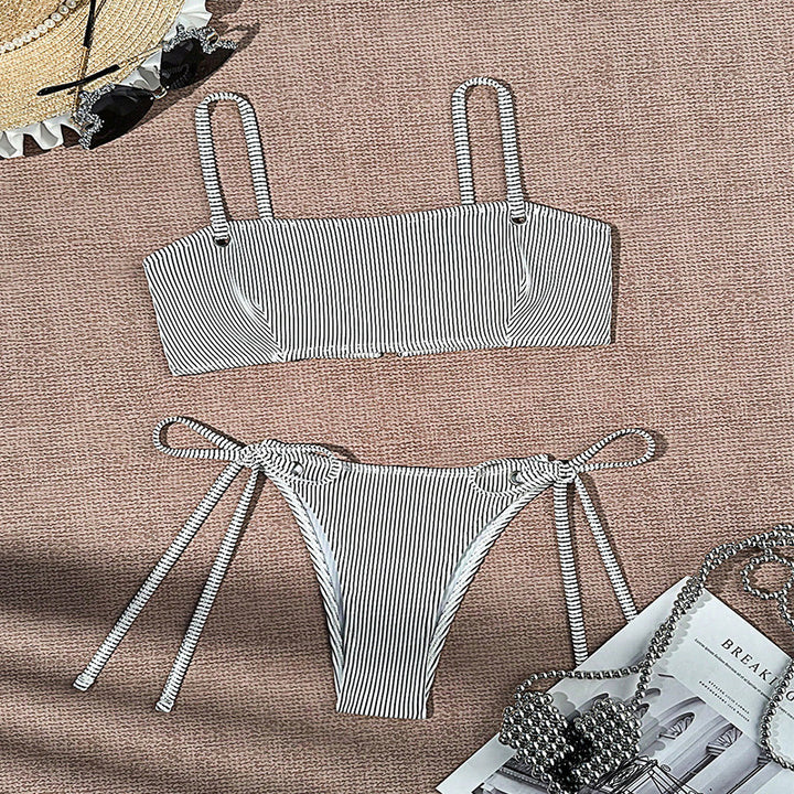 Damen Bandeau-Bikini mit eleganten Bindebändern und modischem Streifenmuster Echo Archiv