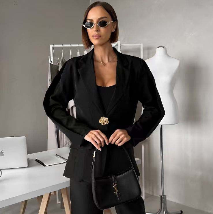Damen Taillierter Ein-Knopf-Blazer mit floralem Dekoverschluss und Klappentaschen Echoarchiv