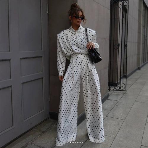 Damen Oversized Satinbluse mit übergroßem spitzem Kragen und Plissée-Detail Echoarchiv