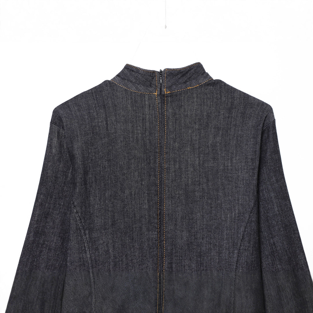 Damen tailliertes Denim-Midikleid mit Stehkragen, sichtbarer Mittelnaht und figurformenden Teilungsnähten – Élara