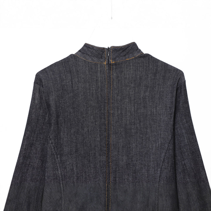 Damen tailliertes Denim-Midikleid mit Stehkragen, sichtbarer Mittelnaht und figurformenden Teilungsnähten – Élara