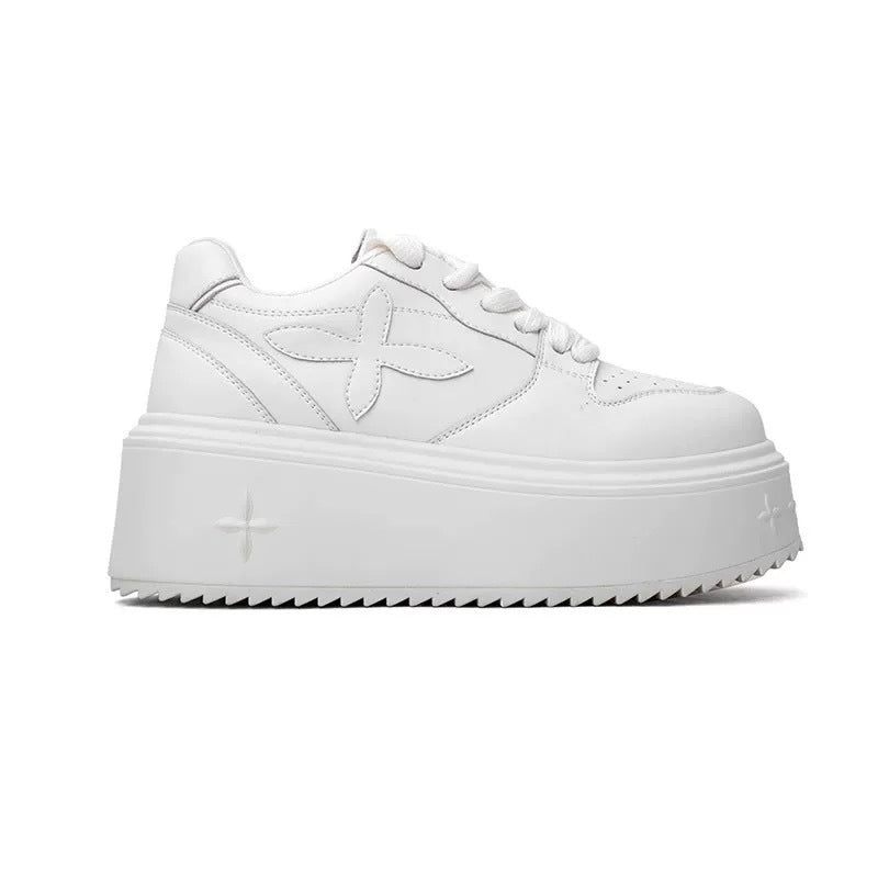 Damen Plateau-Chunky-Sneaker mit Blumenapplikation und Netz-Einsatz – Névara