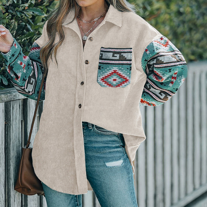 Damen Cord‑Hemdenjacke mit gemusterten Strickärmeln und aufgesetzter Brusttasche – Célinea