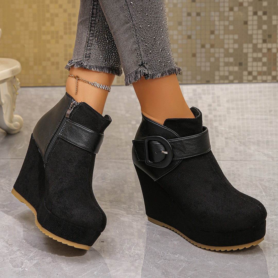 Damen Modische Wedge Stiefeletten mit Reißverschluss und Schnallen-Detail – Varelle