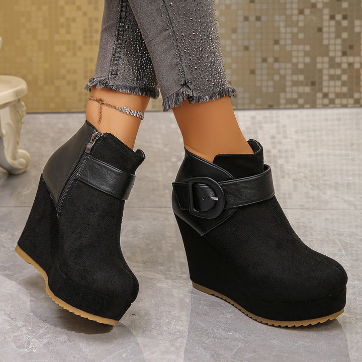 Damen Modische Wedge Stiefeletten mit Reißverschluss und Schnallen-Detail – Varelle