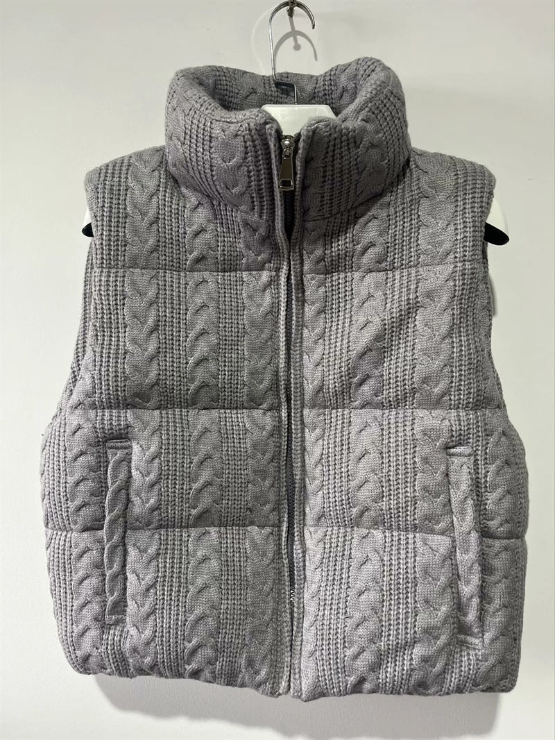 Damen nan gesteppte Strickweste mit Zopfmuster, Stehkragen und Reißverschluss Echo Archiv