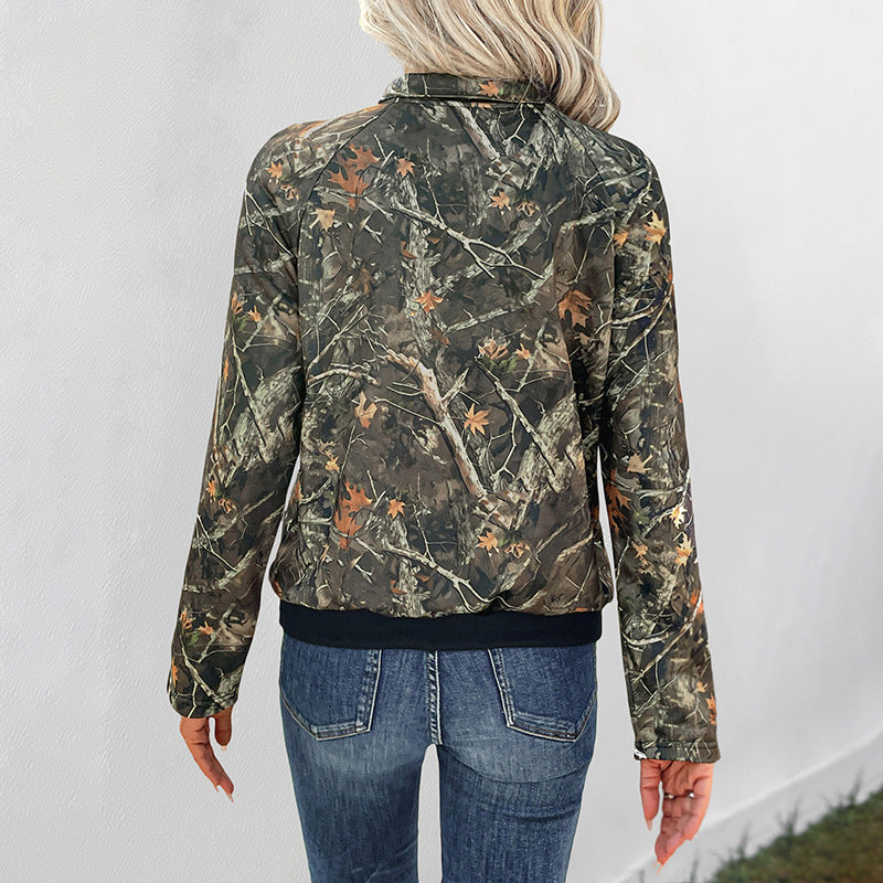 Damen Hoodie im Camouflage‑Blätterprint mit halber Druckknopfleiste und Kängurutasche Echoarchiv