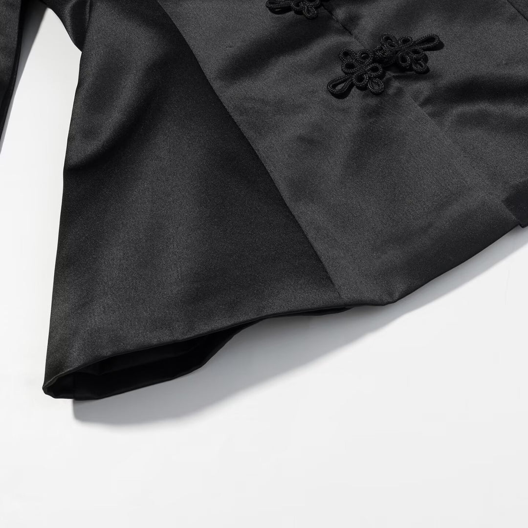 Damen Taillierter Satin-Blazer mit Mandarinkragen und dekorativen Froschverschlüssen Echo Archiv