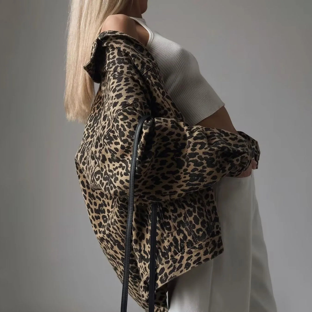 Damen weite Jeansjacke im Boxy‑Cut mit Leopardenmuster, Druckknopfleiste und aufgesetzten Brusttaschen – Célinea