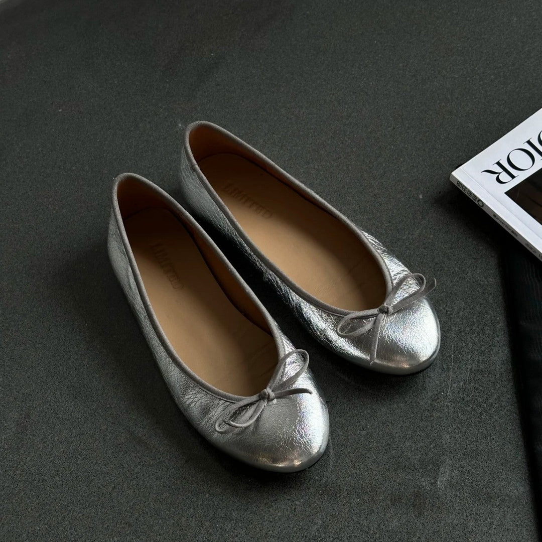 Damen Ballerina-Schuhe mit glänzender Oberfläche und verspieltem Schleifenakzent Echoarchiv