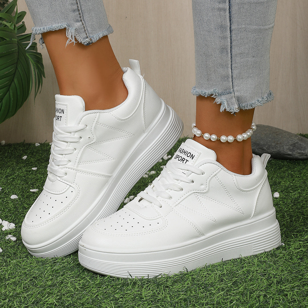 Damen Chunky-Sneaker mit erhöhtem Plateau, perforierter Zehenpartie und gepolstertem Schaft – Névara