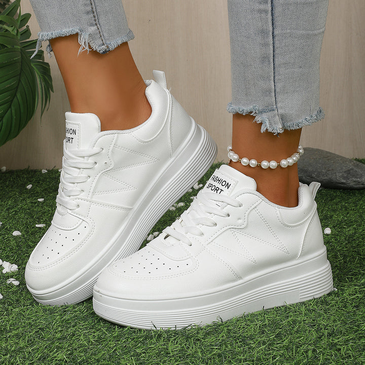 Damen Chunky-Sneaker mit erhöhtem Plateau, perforierter Zehenpartie und gepolstertem Schaft – Névara
