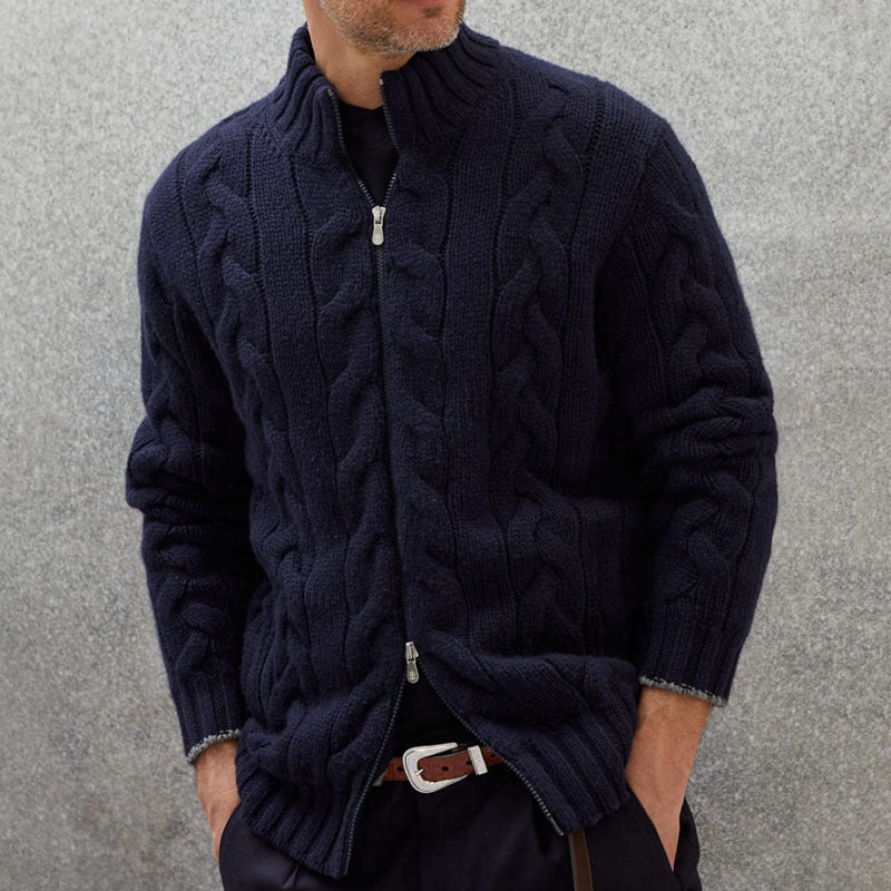Herren Strickjacke mit dekorativem Zopfdesign und hohem Stehkragen Echoarchiv