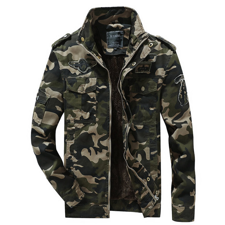 Herren Fieldjacke im Tarnmuster mit Teddyfleece‑Innenfutter, Mehrfachtaschen und Schulterklappen – Taviero
