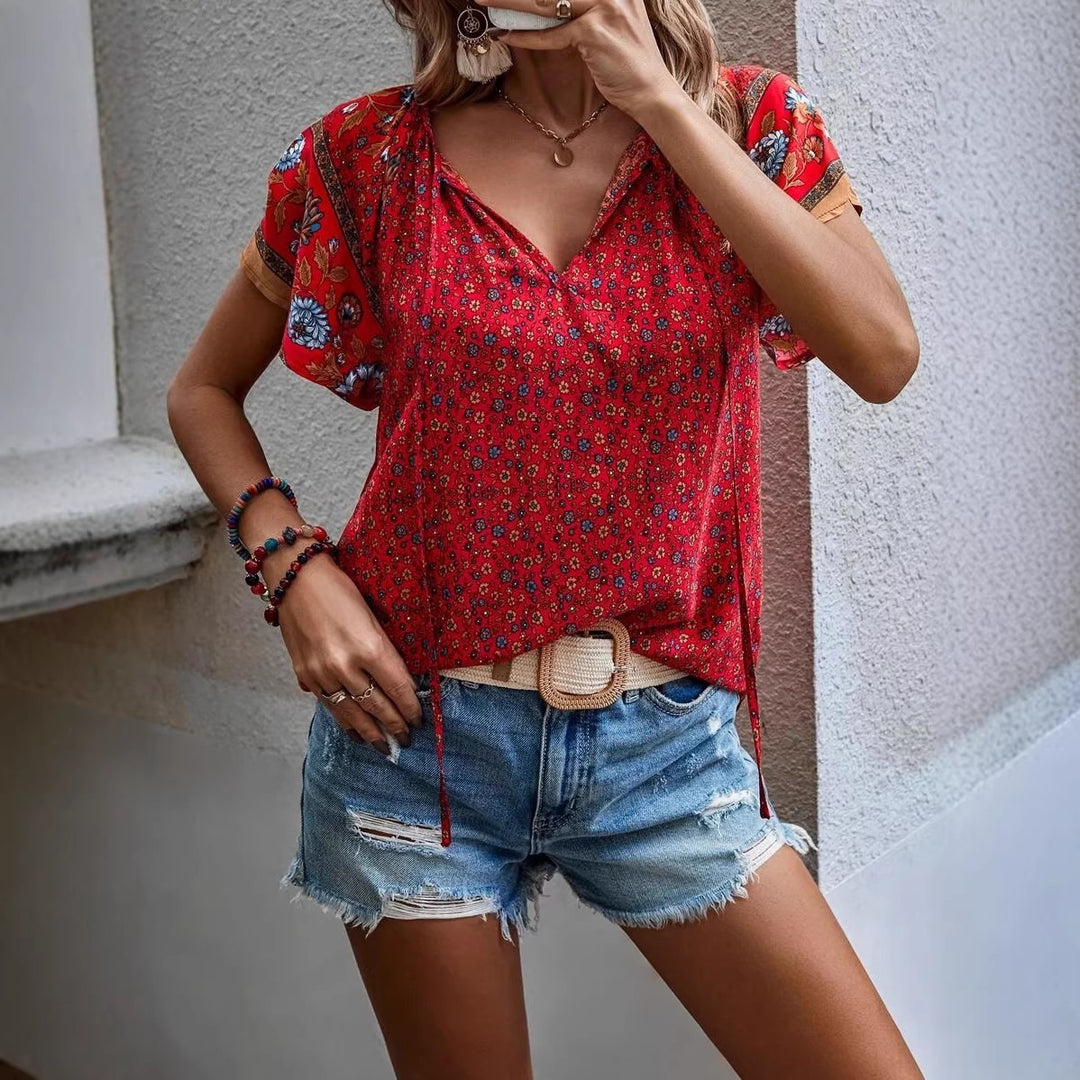 Damen Leichtes Blusenshirt mit V-Ausschnitt, kurzen Kimonoärmeln und floralem Allovermuster – Élovi