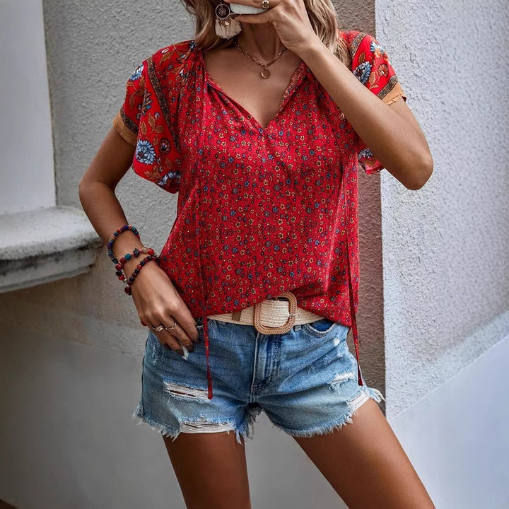 Damen Leichtes Blusenshirt mit V-Ausschnitt, kurzen Kimonoärmeln und floralem Allovermuster – Élovi