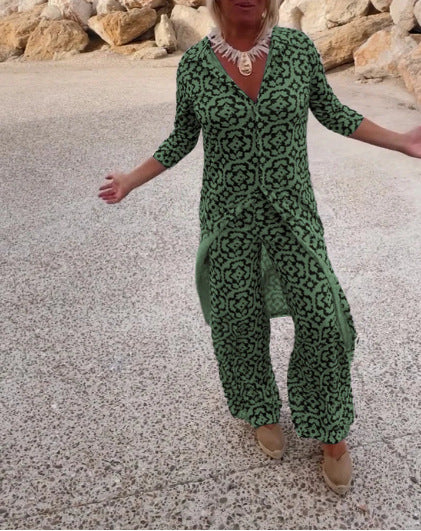 Damen Freizeit Maxi Kleid in ornamentalem Druck mit V-Ausschnitt, 3/4-Ärmeln und zentralem Frontschlitz – Valéora