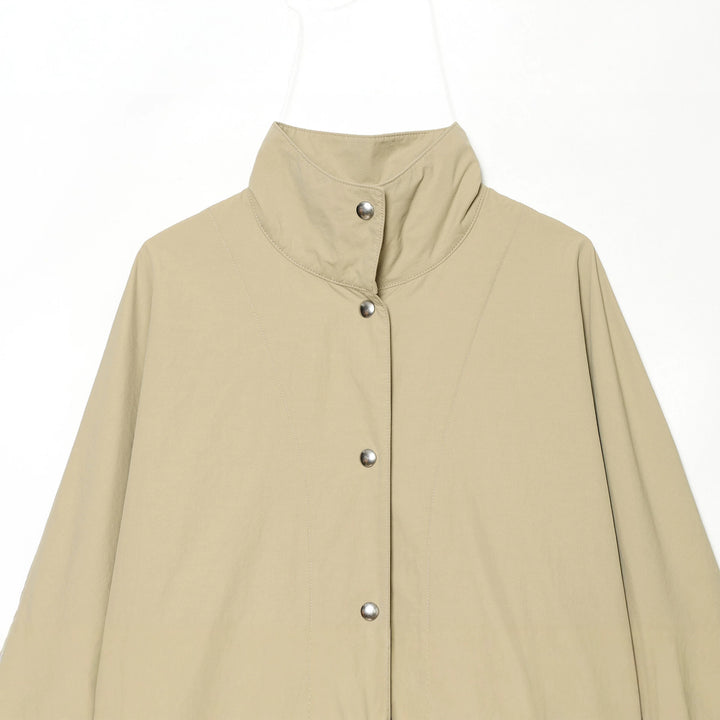 Damen kurzer wasserabweisender Cape-Mantel mit Stehkragen und Druckknopfverschluss – Célinea