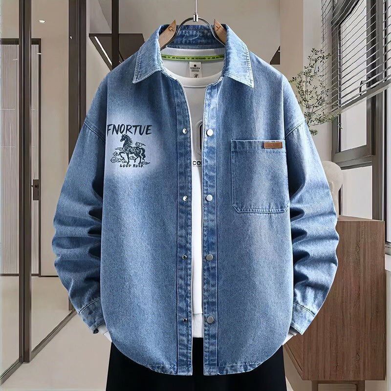 Herren Locker geschnittene Denim-Hemdenjacke mit künstlerischem Rückenprint und Overshirt-Schnitt Echoarchiv