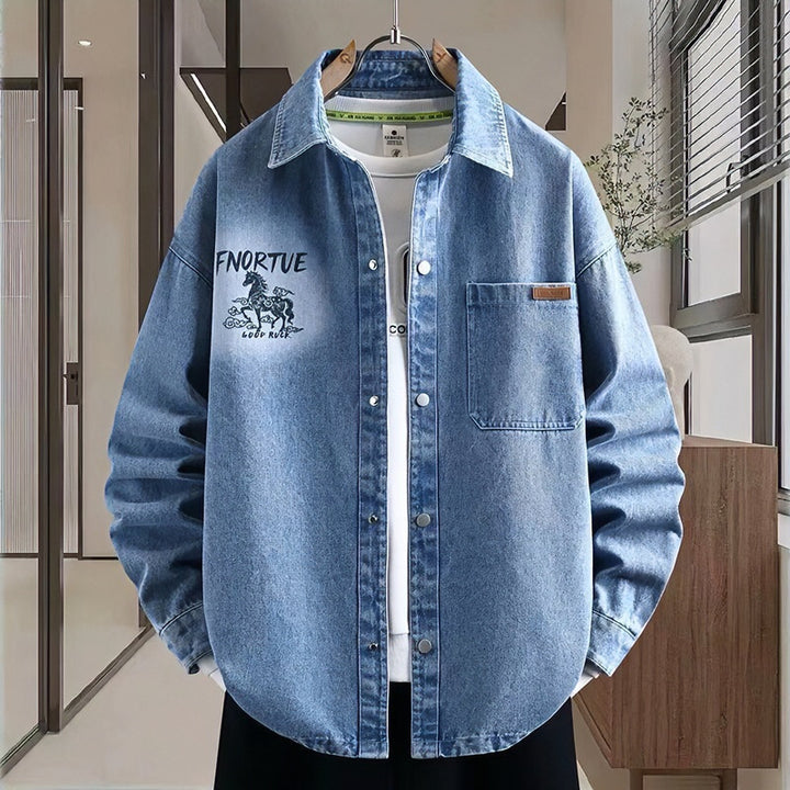Herren Locker geschnittene Denim-Hemdenjacke mit künstlerischem Rückenprint und Overshirt-Schnitt Echoarchiv