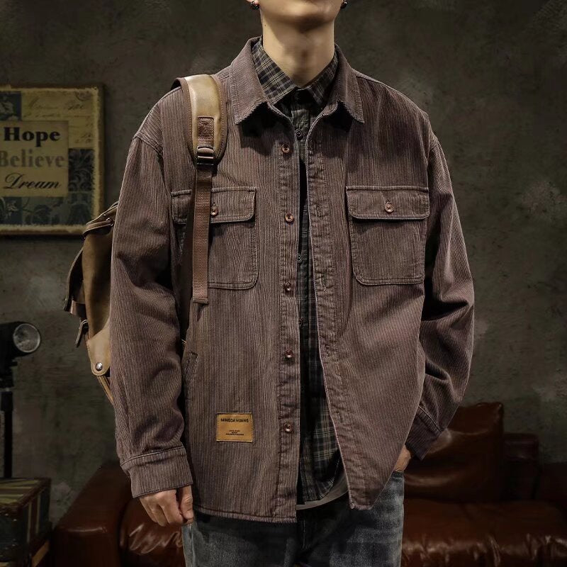 Herren Cord-Überhemdjacke mit aufgesetzten Brusttaschen und entspanntem Oversize-Schnitt Echoarchiv