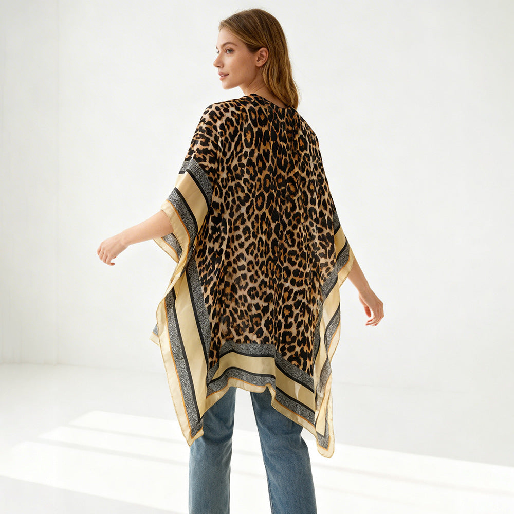 Damen Oversized Kimono-Überwurf mit Leopardmuster und breiter Satin-Bordüre – Avérine