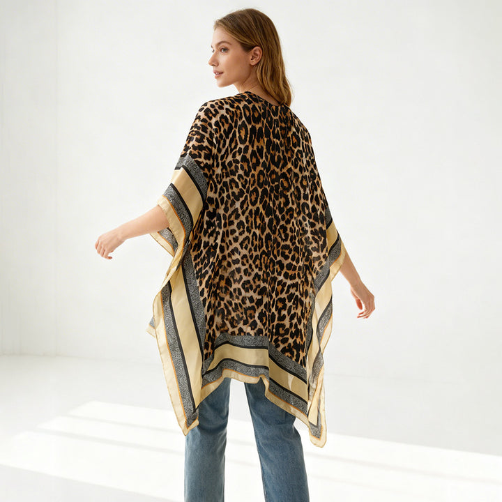 Damen Oversized Kimono-Überwurf mit Leopardmuster und breiter Satin-Bordüre – Avérine