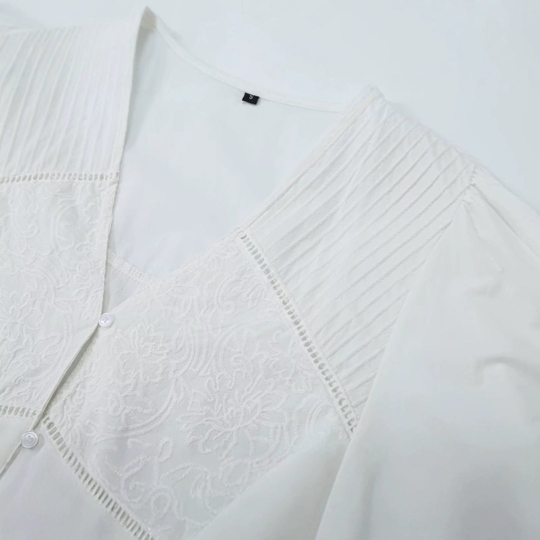 Damen Bestickte V‑Ausschnitt Bluse mit Kellerfaltenpasse und Ballonärmeln Echo Archiv