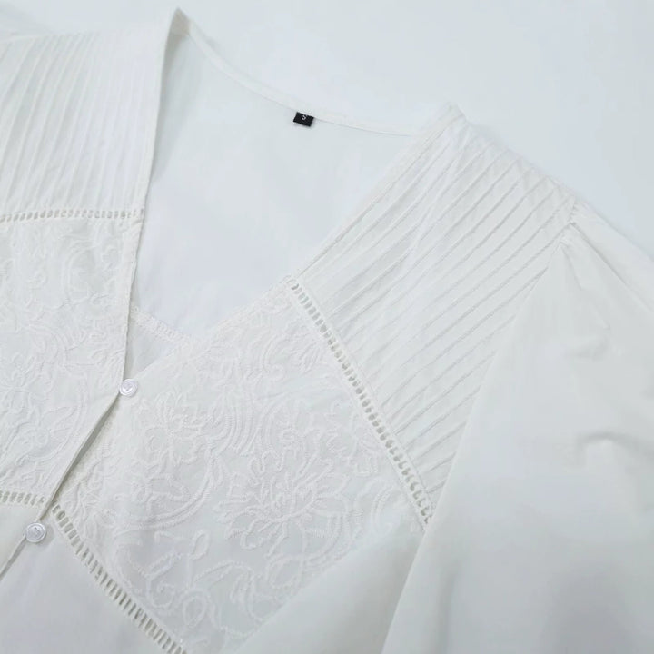 Damen Bestickte V‑Ausschnitt Bluse mit Kellerfaltenpasse und Ballonärmeln Echo Archiv