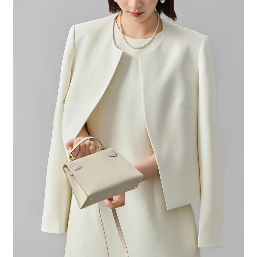 Damen Kragenloser Kurzblazer mit verdeckter Frontblende und leicht taillierter Silhouette Echoarchiv