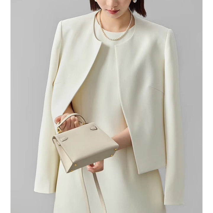 Damen Kragenloser Kurzblazer mit verdeckter Frontblende und leicht taillierter Silhouette Echoarchiv