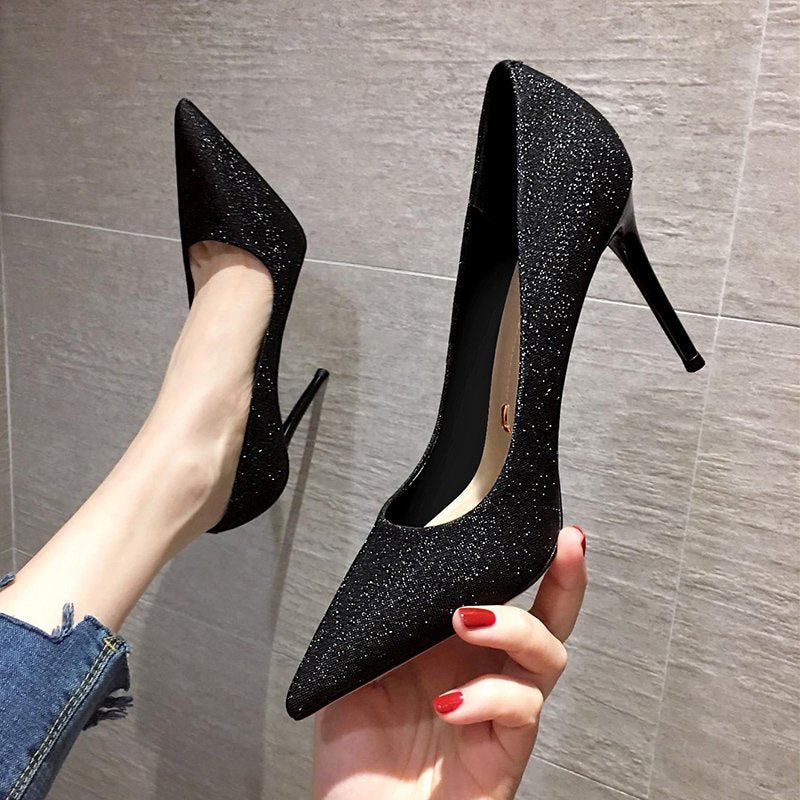 Damen Funkelnde spitz zulaufende Pumps mit filigratem Stiletto‑Metallabsatz und Memory‑Fußbett – Lioré
