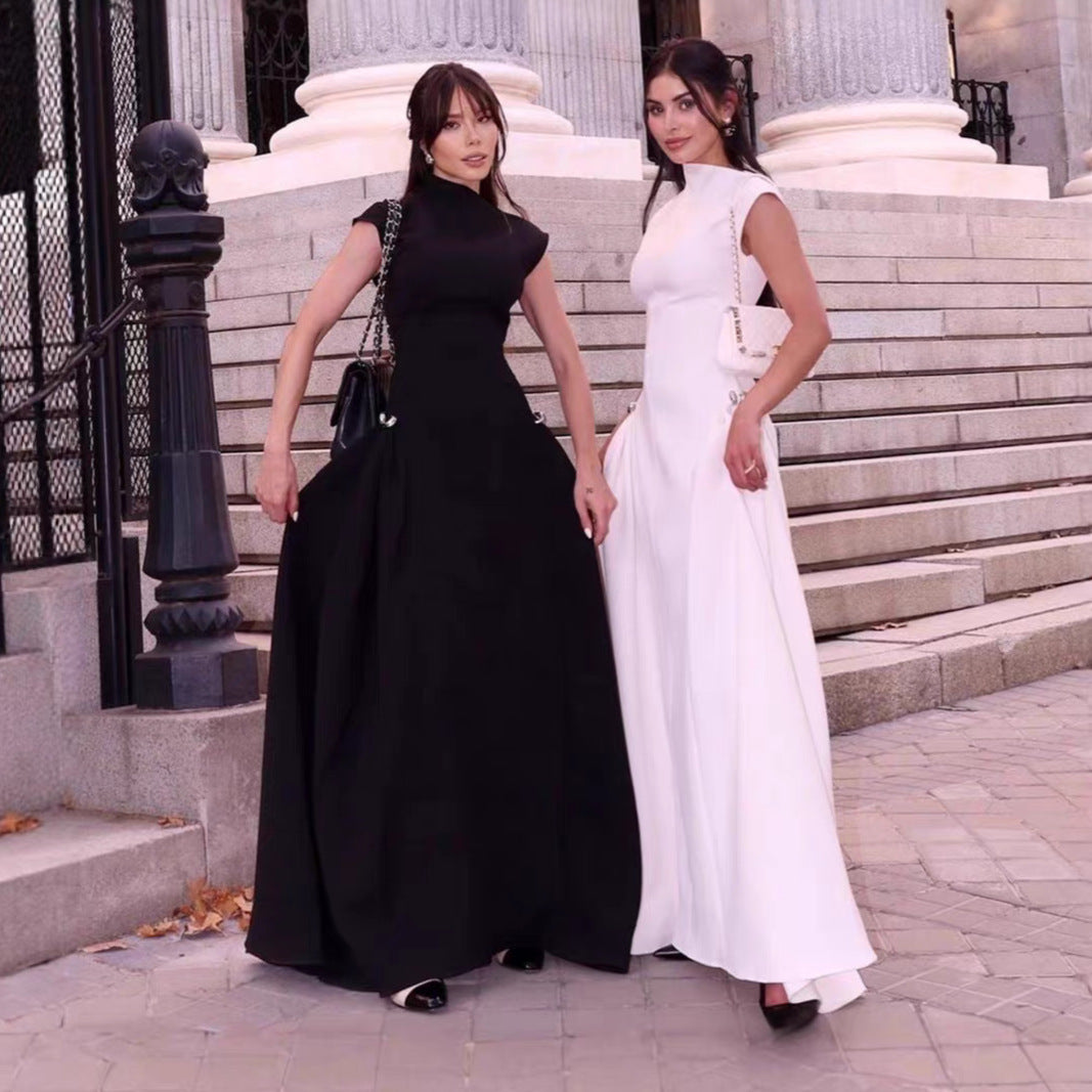 Damen elegantes bodenlanges Kleid mit außergewöhnlichem Kragen und innovativer Silhouette Echo Archiv
