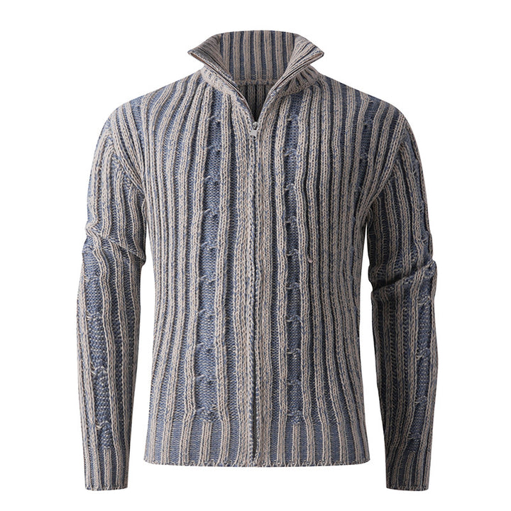 Herren Strickjacke mit Hochkragen und anspruchsvollem Zopfmuster Echoarchiv