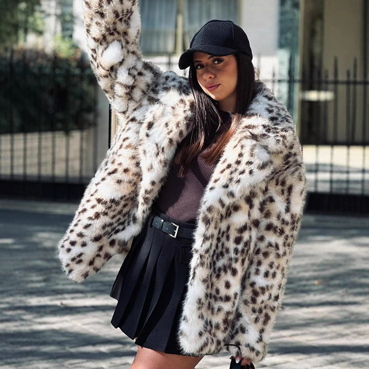 Damen Kurzmantel aus veganem High-Pile Kunstpelz mit Leopard-Print Echoarchiv