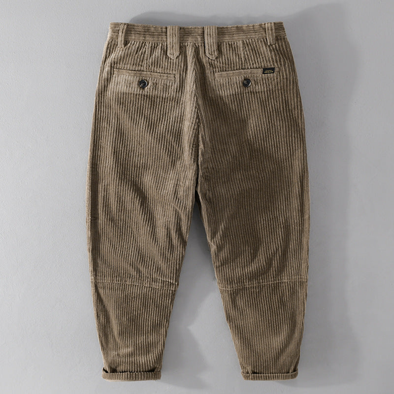 Herren Cordhose mit konischem Schnitt, hohem Bund, Karo-Innenbund und gekrempeltem Saum Echoarchiv
