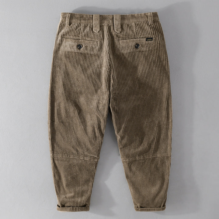 Herren Cordhose mit konischem Schnitt, hohem Bund, Karo-Innenbund und gekrempeltem Saum Echoarchiv