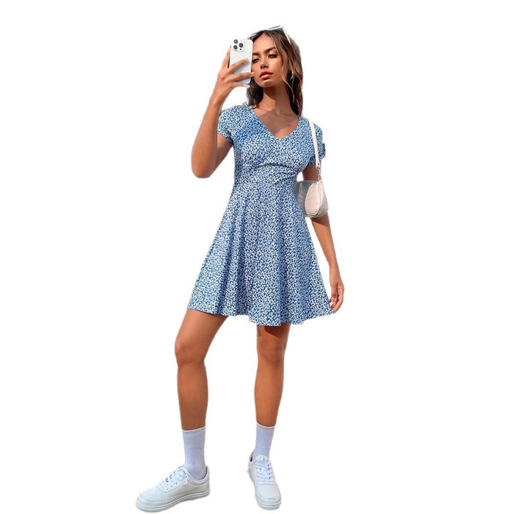 Damen Sommerliches Freizeitkleid mit floralen Mustern und schwingendem Rock Echo Archiv