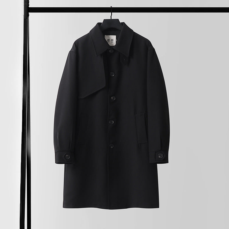 Herren Moderner minimalistischer Trenchcoat mit asymmetrischer Schulterklappe und knielanger Silhouette Echoarchiv