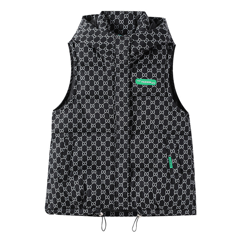 Damen gesteppte Kapuzenweste mit Allover‑Logoprint, wattierter Isolierung, verstellbarem Saum und verdeckten Reißverschlusstaschen – Avérine