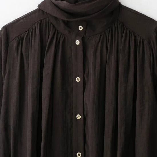Damen Locker fallende Chiffon‑Bluse mit Schalkragen, Knopfleiste und Ballonärmeln Echo Archiv