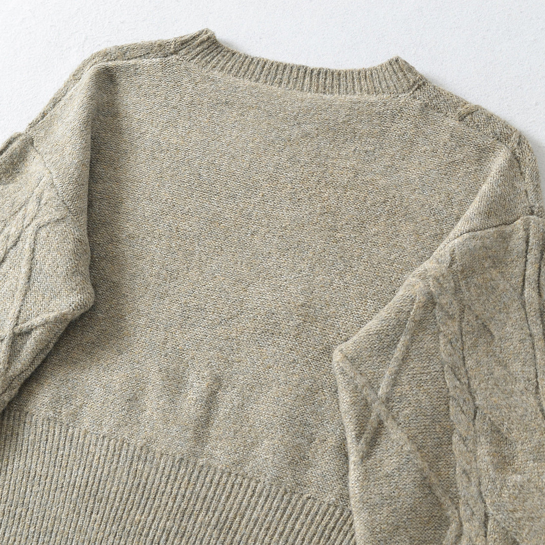 Damen Kurzer Zopfmuster-Strickpullover mit tailliertem Rippbündchen Echoarchiv