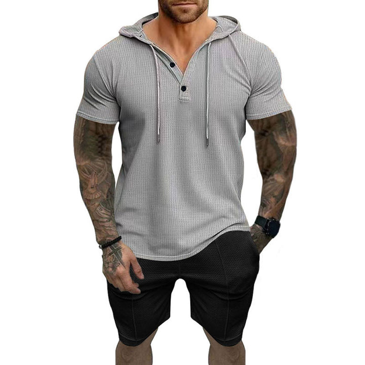 Herren Sportliches Kurzarm-Henley-Outfit mit Kapuze und Shorts Echoarchiv