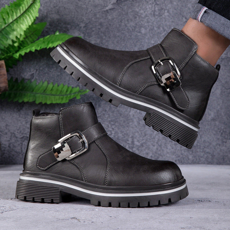 Herren knöchelhohe Lederoptik-Stiefelette mit dekorativer Metallschnalle und profilierter Gummisohle – Tavélo