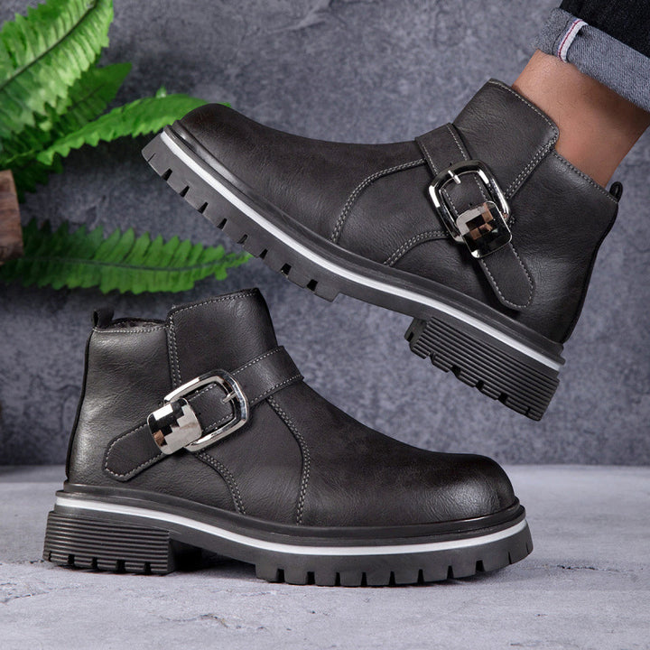 Herren knöchelhohe Lederoptik-Stiefelette mit dekorativer Metallschnalle und profilierter Gummisohle – Tavélo