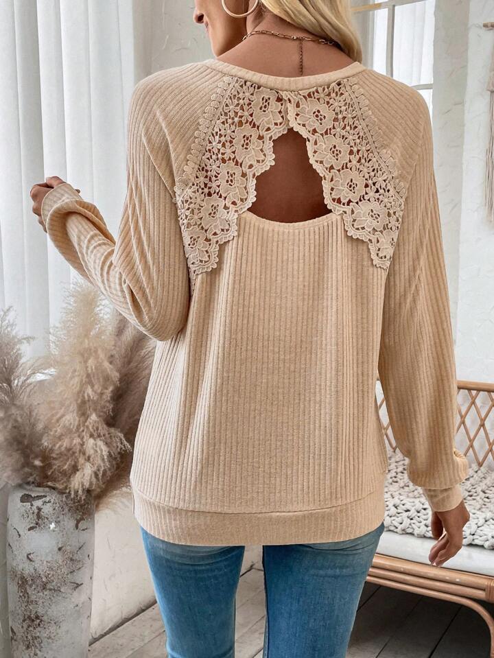 Damen nan Rippenstrick-Langarmshirt mit floraler Spitzenapplikation und markantem Rückenausschnitt Echo Archiv