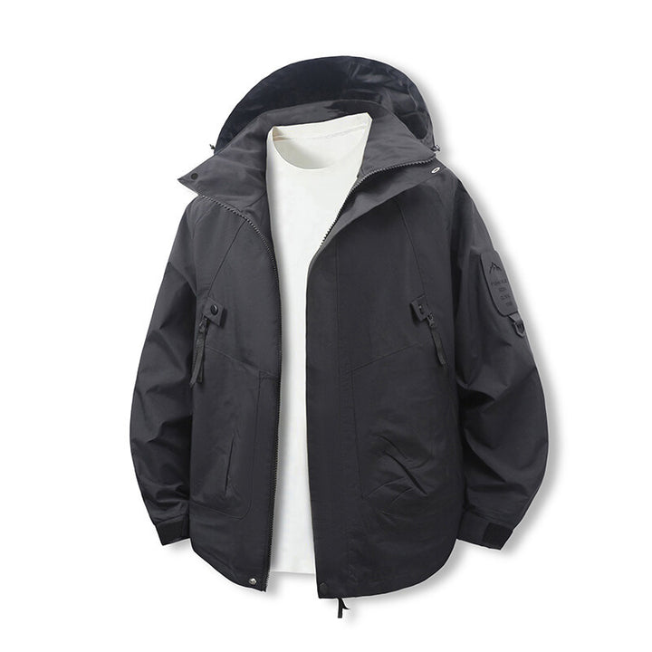 Herren funktionale Outdoor-Jacke mit verstellbarem Kapuzenbereich und zahlreichen Taschen Echoarchiv